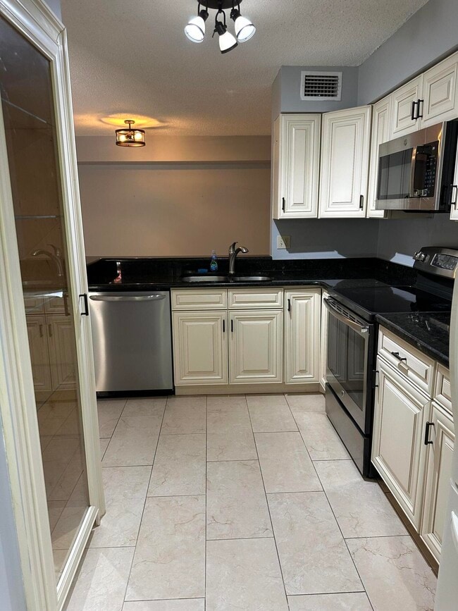 Building Photo - 14905 Wedgefield Dr