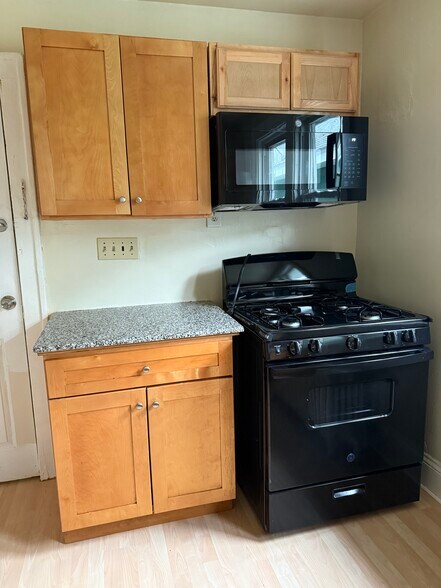 Primary Photo - 258 S Allen St