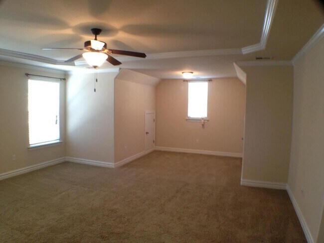 Building Photo - Spacious 4-bedroom, 3-bathroom home in Che...
