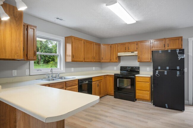 Building Photo - 3 bed/ 2 1/2 bath pet friendly fenced yard