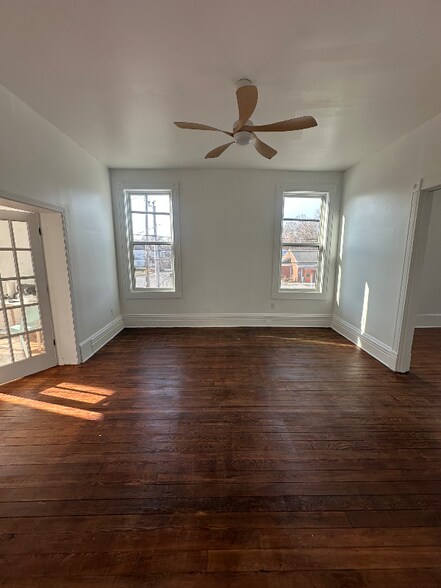 Building Photo - 2567 Bank St