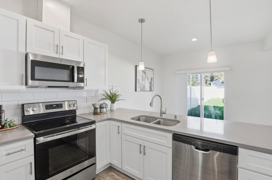 Building Photo - 7 E Chatham Ave