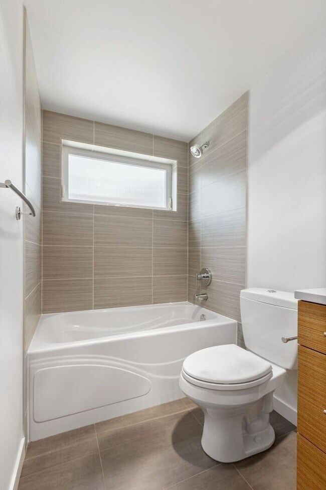 Building Photo - Stunning Modern Air-Conditioned in Coveted...