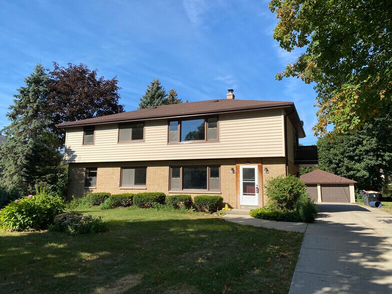 Lower Unit - 1661 N 116th St