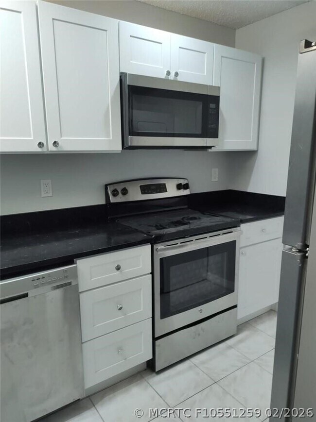Building Photo - 1022 Twin Lakes Dr