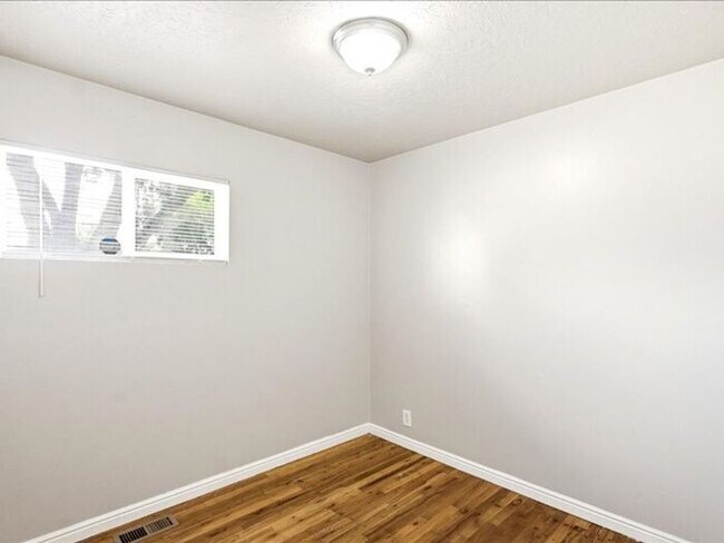 Building Photo - Salt Lake-Glendale 3 bed 2 bath home