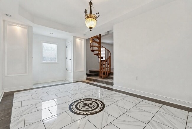 Building Photo - 2135 Mirabeau Ave