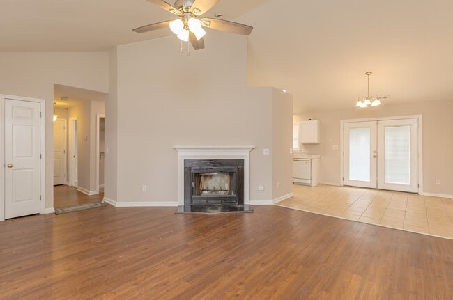 Building Photo - Beautiful 4 bed 2 bath home in Greensboro with fenced yard. Walk to coffee shop and restaurants.