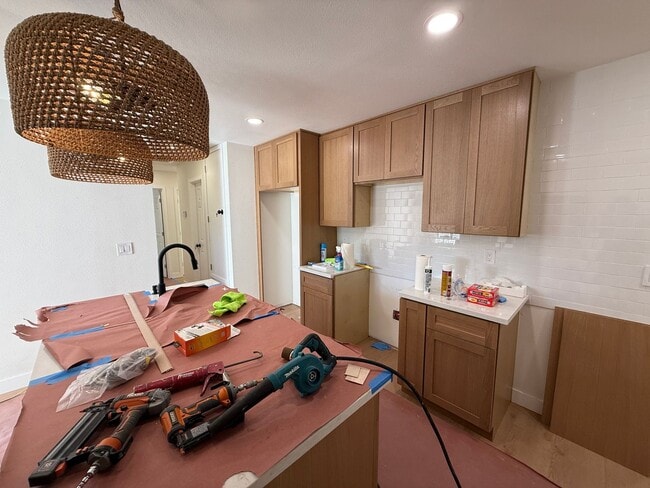 Building Photo - BRAND NEW REMODEL (2026) - Large 9 Bedroom House on Faber