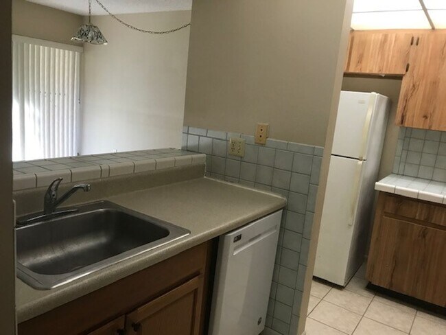 Building Photo - MOVE IN READY CONDO