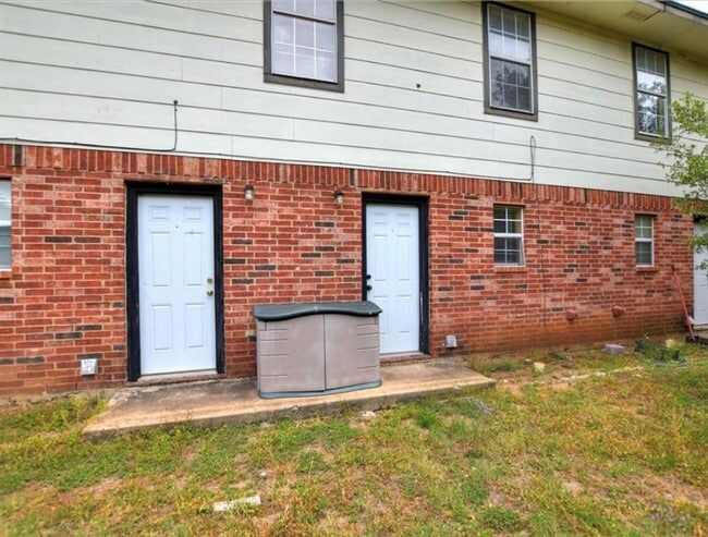 Building Photo - 554 E Cedar St