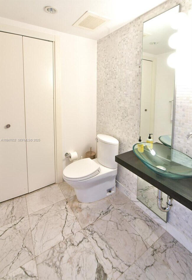 Building Photo - 200 Biscayne Blvd Way