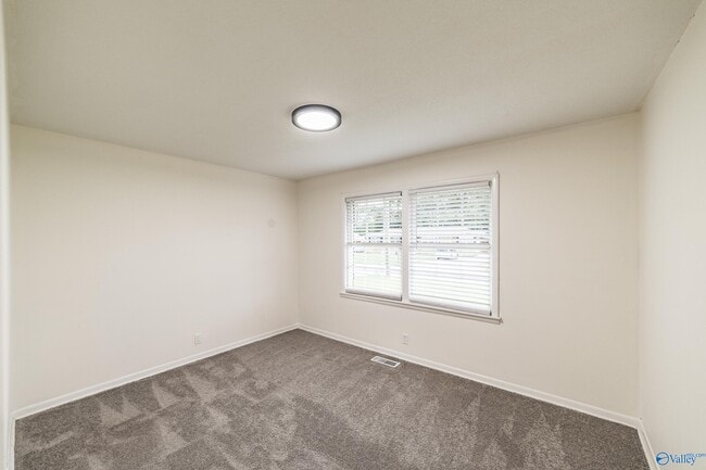 Building Photo - 307 Meadowbrook Dr SE