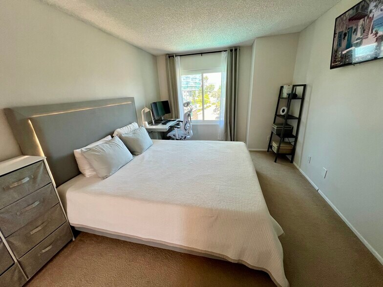 Upstairs bedroom - 4435 Nobel Dr
