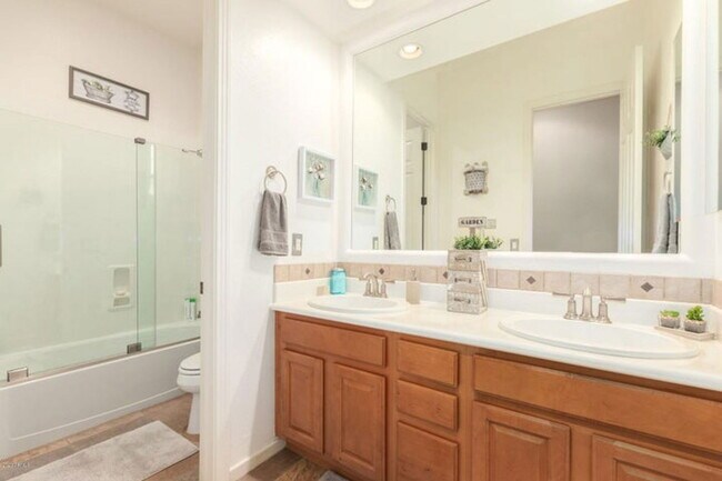 Building Photo - 908 Elm St