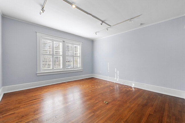 Building Photo - 3 Park Ln NE