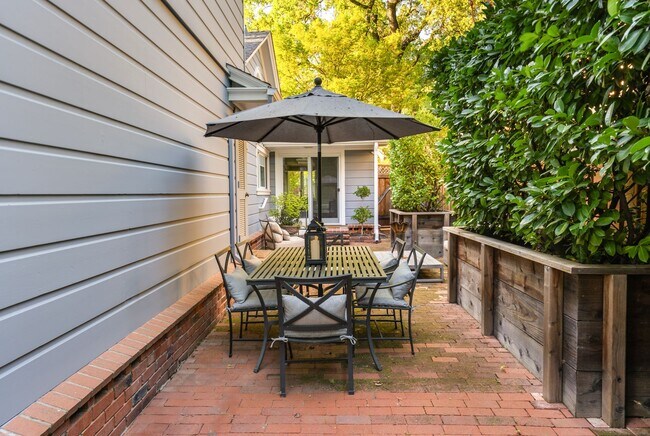 Building Photo - Beautiful 2 story home in desirable Diablo...