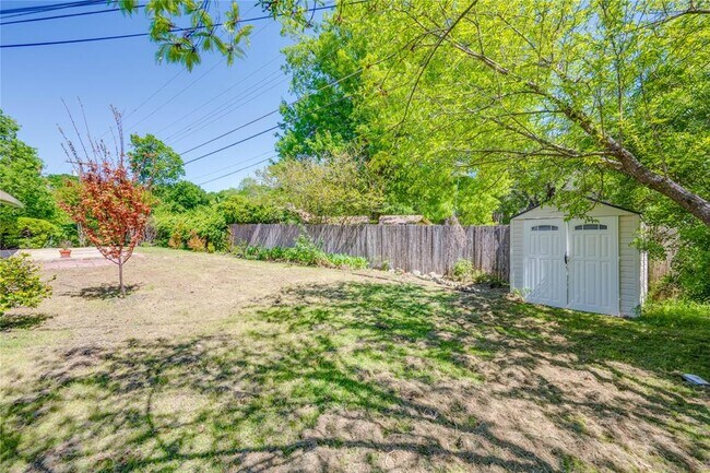 Building Photo - 405 Westbrook Dr