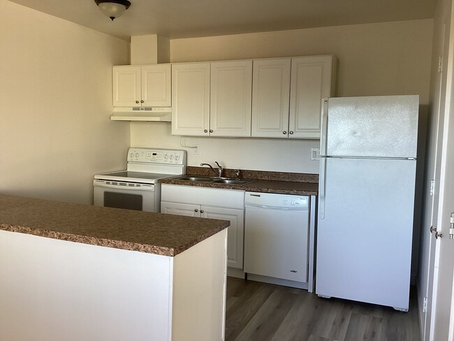 Building Photo - REMODELED UNIT IN THE LOVELY SKYLINE VILLA...