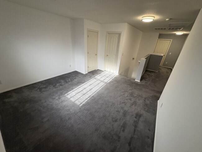 Building Photo - Convenient Location Three bedroom 2.5 baths 2 car garage