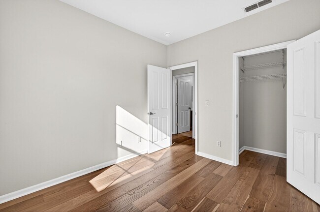 Building Photo - Beautiful Upgraded Townhome: 1,676 sqft, 2-Car Garage + Iron Horse Trail Access