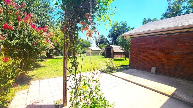 Building Photo - 3 Bed 1.5 Bath in the Coronado Heights 2nd Addn NW OKC