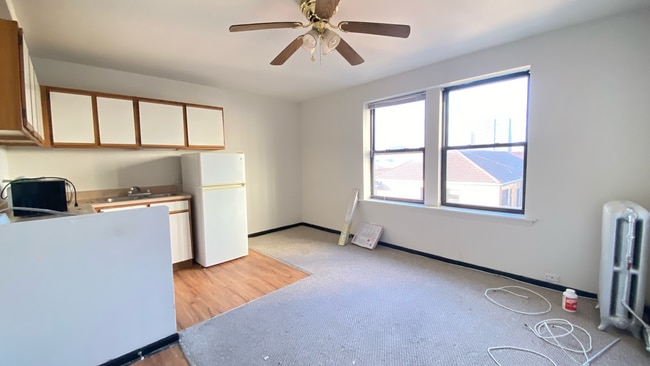 Building Photo - 3933 N Clarendon Ave