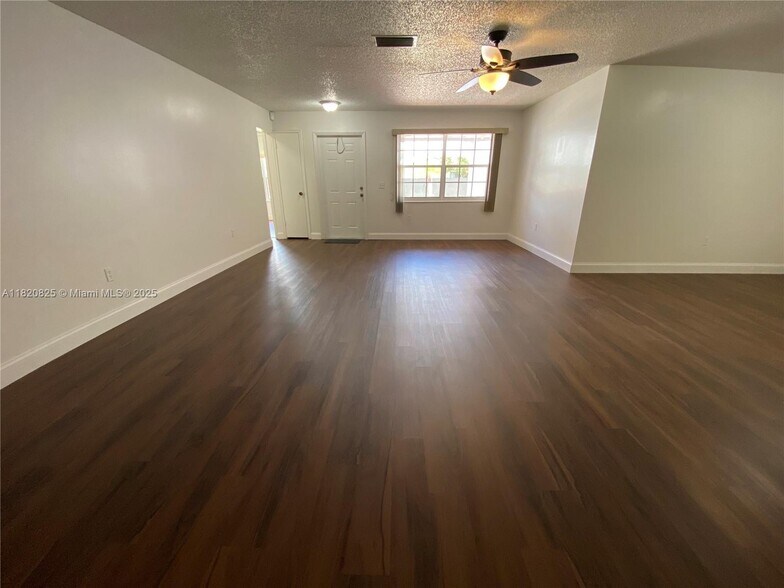 Building Photo - 8250 Southampton Dr