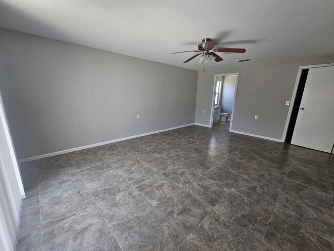 Building Photo - Pet Friendly Updated GREAT home in the area of Trafalgar and Skyline close to boat ramp and park!