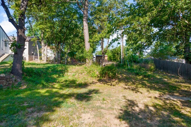 Building Photo - Gorgeous 3 bedroom 2 bathroom home