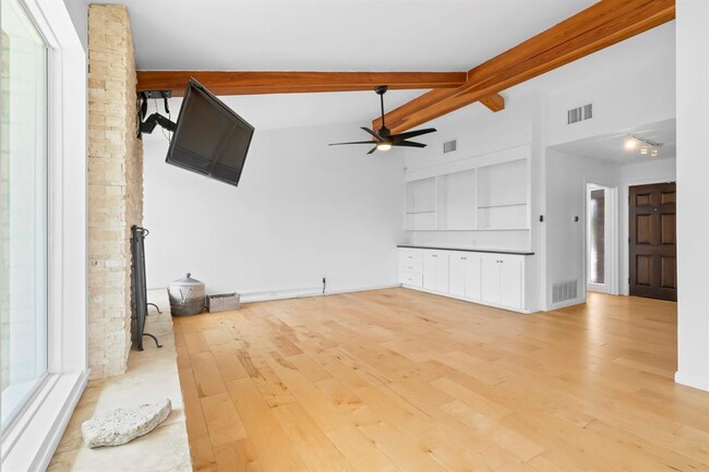 Building Photo - 3935 Lago Vista Dr