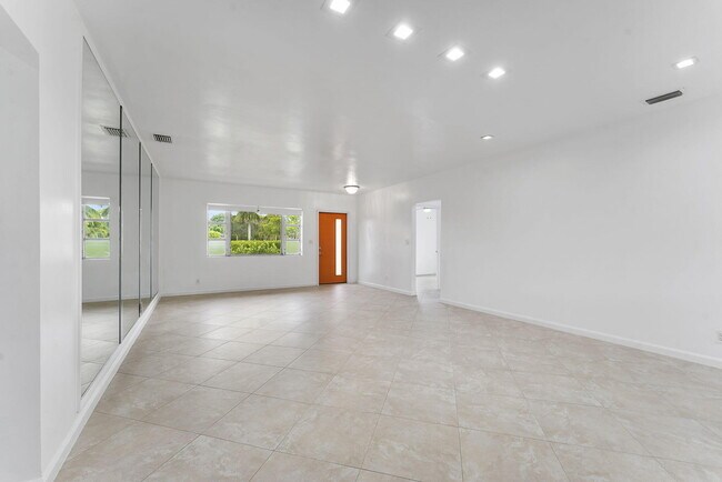 Building Photo - 5015 S Olive Ave
