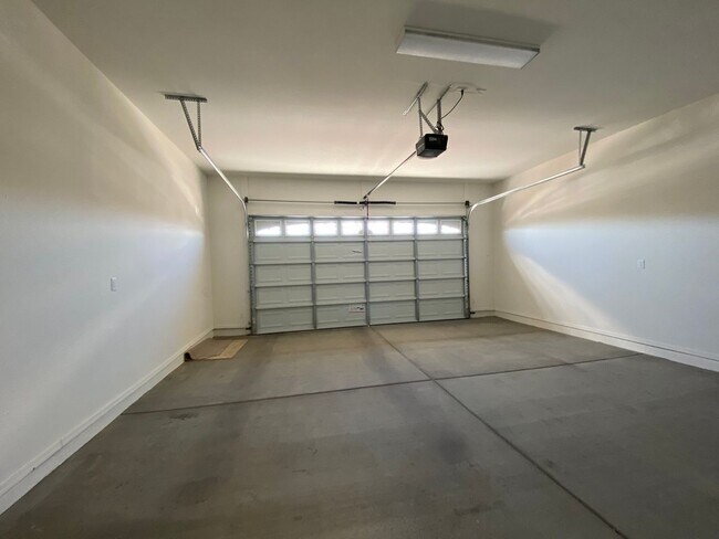 Building Photo - 6209 E Bower Ln