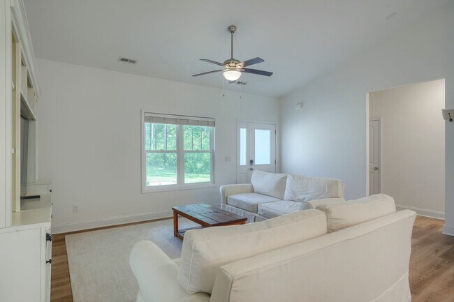 Building Photo - Charming 3 Bed, 2 Bath Home in Peaceful Ru...