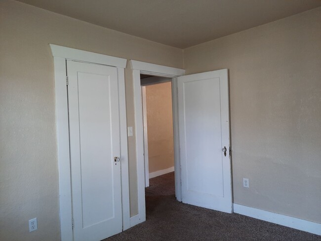 Building Photo - Pet Friendly 2 Bedroom 1  Bath