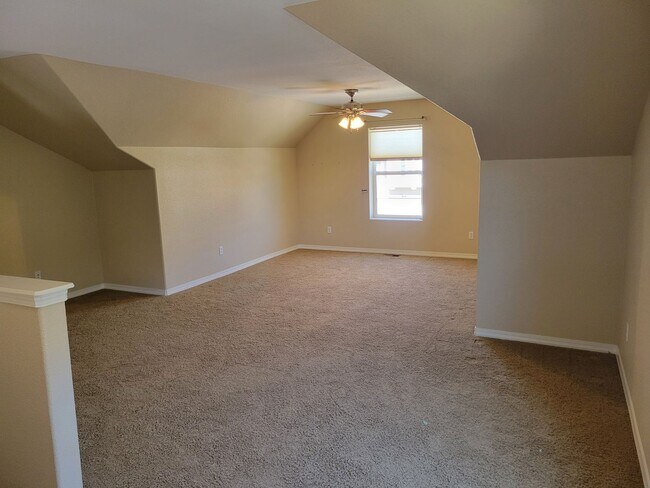 Building Photo - 4 Bed 3 Bath home with A/C and a gas fireplace, Available 5/8! - MileStone Real Estate Services