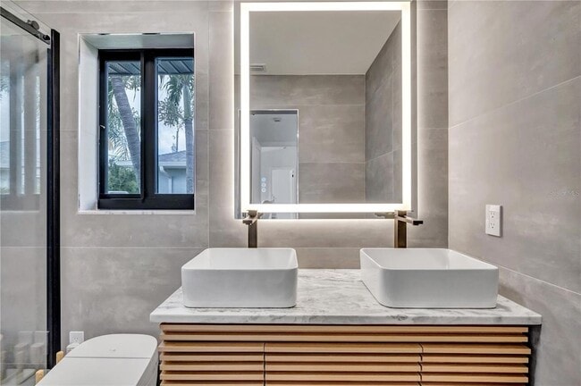 Building Photo - 15180 Lyneburg Ave