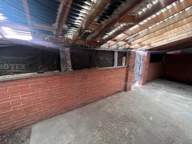 Building Photo - 3413 Ross Ave SE