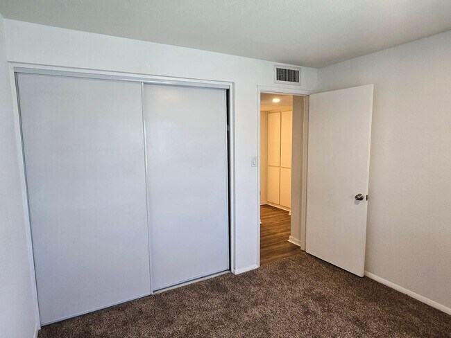 Building Photo - 3-bedroom by New Re-developed Paradise Val...