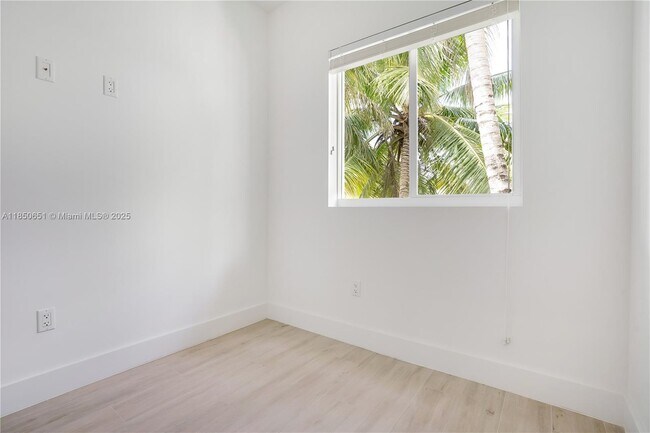 Building Photo - 624 Santander Ave