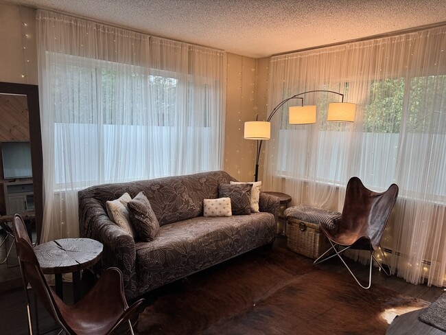 Building Photo - 2536 Forest Park Dr