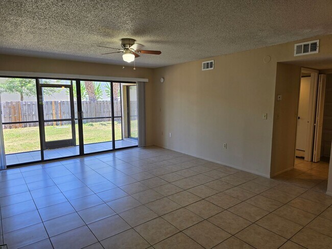 Building Photo - First Floor