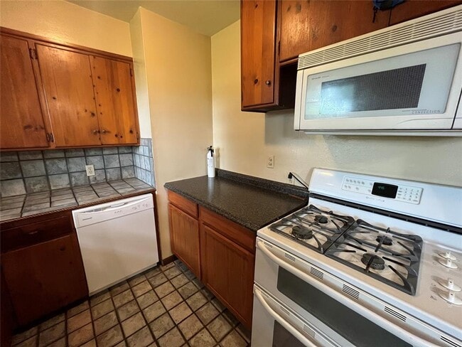 Building Photo - 511 Fleetwood Dr