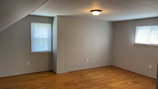 Building Photo - 250 E Parkwood Dr