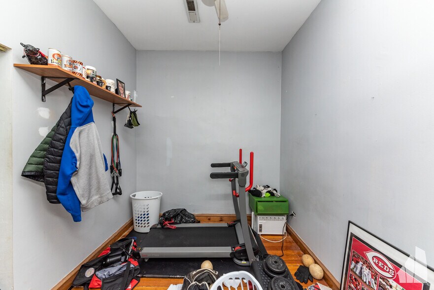 Building Photo - 2057 W Roscoe St