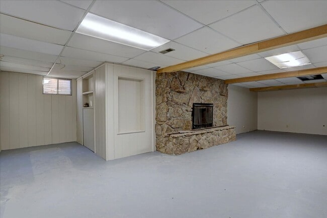 Building Photo - 3 Bedroom 3 Bathroom Home on a 1 Acre Lot