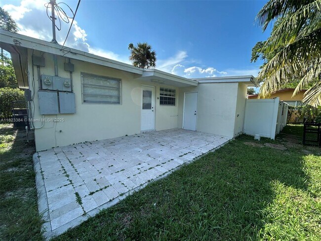 Building Photo - 4900 SW 28th Terrace