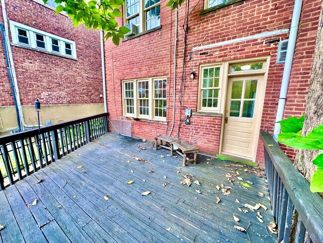 Building Photo - Spacious 6 bedroom 3.5 bath Tudor Townhouse w/Deck close to Georgetown University & Hospital