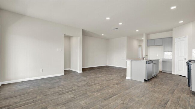 Building Photo - 332 St Thomas St