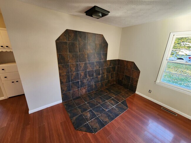Building Photo - Spacious 3-Bedroom, 1-Bathroom Home AVAILABLE NOW!!
